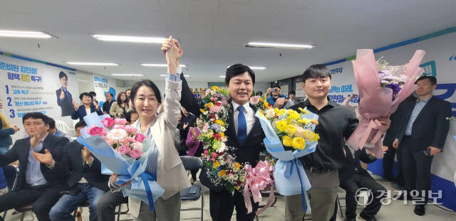 10일 민주당 김현정 평택병 후보가 당선이 확실시 되자 가족, 지지자와 함께 세리머니를 하고 있다. 안노연기자