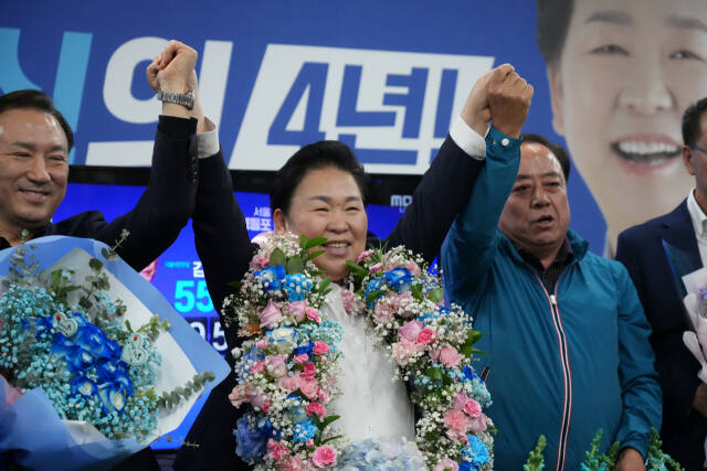 시흥갑 민주당 문정복 국회의원 당선인이 11일 오전 당선 확정 뒤 지지자들과 손을 들고 있다. 문 당선인 캠프 제공