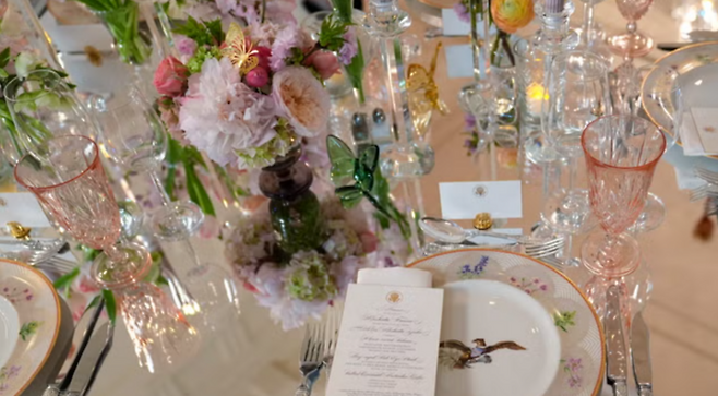 지난 10일(현지시간) 기시다 후미오 일본 총리의 국빈급 방미 일정에 맞춰 백악관 이스트룸에서 열린 국빈 환영 만찬 현장에 놓인 원탁 위에 저녁 코스 메뉴가 놓여져 있다. [사진=로이터연합]