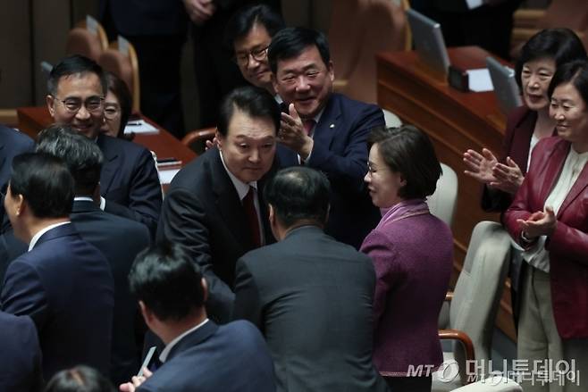 윤석열 대통령이 31일 국회 본회의장에서열린  2024년도 예산안 및 기금운용 계획안에 대한 시정연설을 마친 후 의원들과 인사하고 있다. (대통령실 제공) 2023.10.31/사진=뉴스1