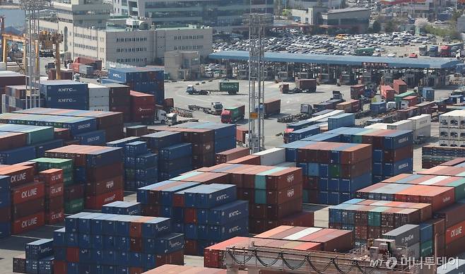 (부산=뉴스1) 윤일지 기자 = 1일 부산항 신선대부두에 컨테이너가 가득 쌓여 있다.  / 사진=뉴스1 제공