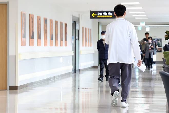 서울 소재 대학병원에서 의료진이 발걸음을 옮기고 있다. /사진= 뉴스1