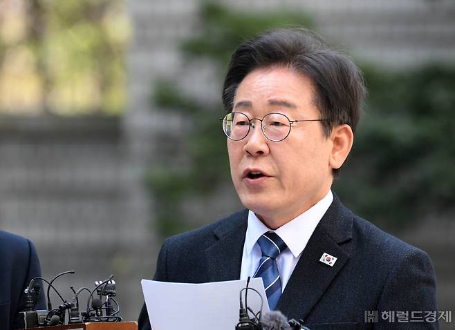 이재명 더불어민주당 대표가 4·10 총선을 하루 앞둔 지난 9일 오전 서울 서초구 서울중앙지법에서 열린 대장동·성남FC·백현동 관련 재판에 참석하기 전 기자회견을 하고 있다. 이상섭 기자