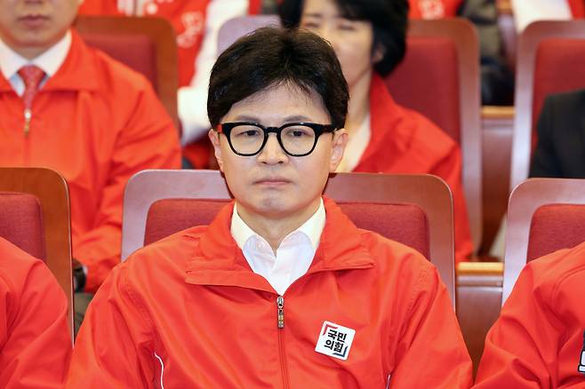 한동훈 국민의힘 총괄선대위원장이 10일 서울 여의도 국회도서관에 마련된 제22대 국회의원선거 개표상황실에서 출구조사 결과를 시청하고 있다. [연합]