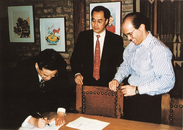 이재현 CJ그룹 회장(당시 제일제당 상무)이 1995년 드림웍스와 투자 계약을 체결하는 모습. [CJ뉴스룸 제공]