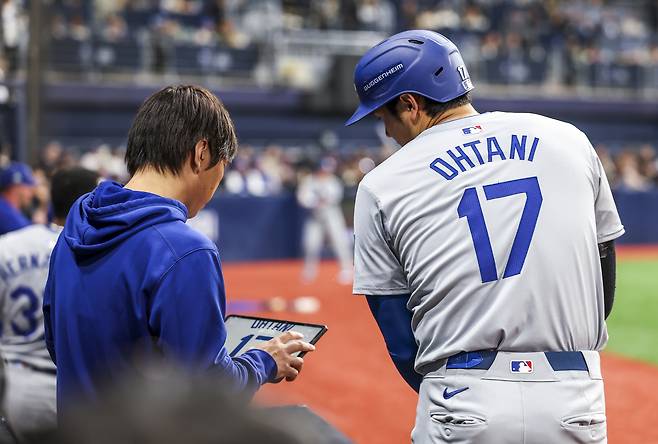 지난 20일 오후 서울 고척스카이돔에서 열린 미국프로야구(MLB) 공식 개막전 LA다저스 대 샌디에이고 파드리스 1차전 경기에서 LA다저스 오타니 쇼헤이와 통역사 미즈하라 잇페이가 대화를 나누고 있다. [연합]