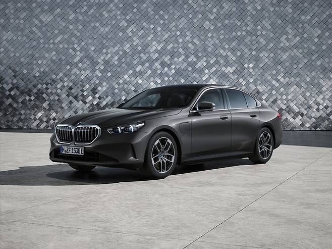 [사진=뉴시스] 한국자동차기자협회의 '4월의 차'로 뽑힌 BMW 5시리즈 '뉴 530e' 모델 모습. (사진=한국자동차기자협회 제공) 2024.04.04 photo@newsis.com *재판매 및 DB 금지