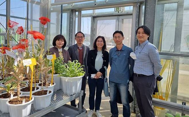 [서울=뉴시스] 심지형 이엘엔아이 기술이사, 진중현 세종대학교 교수, 홍수영 국립농업과학원 연구관, 이근표 농촌진흥청 국제기술협력국 연구관, 김경도 명지대학교 교수 (사진=세종대 제공) *재판매 및 DB 금지