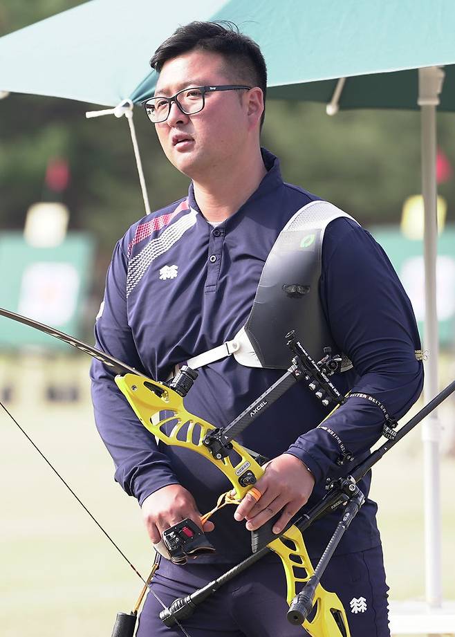 [서울=뉴시스] 조성우 기자 = 2024 파리 올림픽에 나설 남녀 양궁 국가대표가 최종 확정됐다. 남자 리커브는 김우진, 이우석, 김제덕이, 여자 리커브는 임시현, 전훈영, 남수현이 최종 선발됐다. 사진은 11일 경북 예천 진호국제양궁장에서 열린 2024년 양궁 국가대표 최종 2차 평가전에 참가한 김우진. (사진=대한양궁협회) 2024.04.11. photo@newsis.com *재판매 및 DB 금지