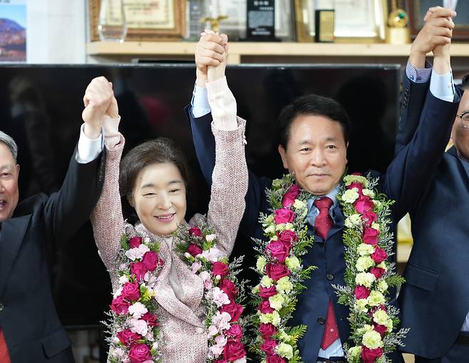 기뻐하는 성일종 당선인     (서산=연합뉴스) 제22대 국회의원선거 충남 서산·태안 국민의힘 성일종 당선인이 11일 선거 사무실에서 당선이 확정된 후 아내와 함께 기뻐하고 있다. 2024.4.11 [성일종 당선인 캠프 제공. 재판매 및 DB 금지]     swan@yna.co.kr (끝)   연합뉴스