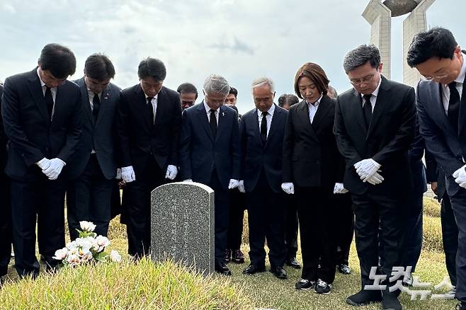 11일 오전 제22대 국회의원 선거 광주 지역구 8석을 모두 석권한 더불어민주당 당선인들이 광주 북구 운정동 국립 5·18민주묘지를 참배하고 있다. 김수진 기자