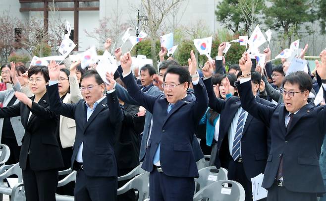 김영록 전라남도지사가 11일 무안 남악의 항일독립운동 기념탑에서 열린 '제105주년 대한민국 임시정부 수립 기념식'에 참석, 참석자들과 만세삼창을 하고 있다. 전라남도 제공