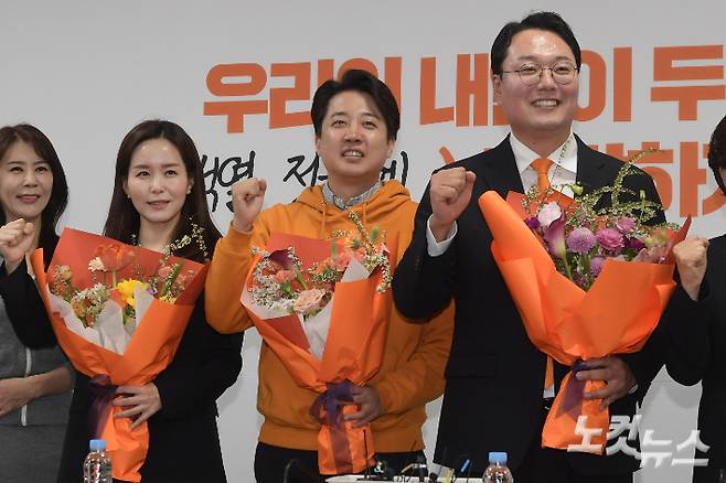 개혁신당 이준석 대표와 이주영·천하람 총괄선대위원장이 11일 서울 여의도 국회에서 열린 중앙선거대책위원회 해단식에서 22대 총선 당선인 신분으로 꽃다발을 전달받고 포즈를 취하고 있다. 윤창원 기자