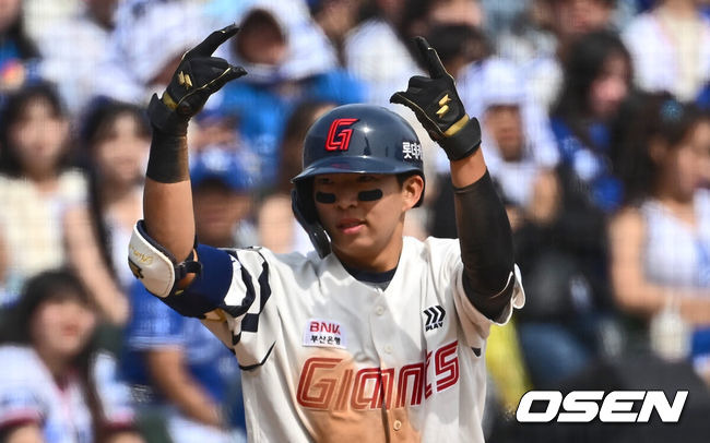 [OSEN=부산, 이석우 기자] 10일 부산 사직구장에서 2024 신한 SOL 뱅크 KBO 리그 롯데 자이언츠와 삼성 라이온즈의 경기가 열렸다. 부상에서 돌아온 김헌곤과 출산휴가를 마친 맥키넌까지 더해진 타선의 힘에 불펜의 안정감을 더한 삼성은 코너를 선발로 내세워 4연승에 도전하고, 롯데는 분위기 반전을 위해 ‘사직 아이돌’ 김민석을 1군으로 불렀고 ‘사직예수’ 윌커슨이 선발로 나섰다.롯데 자이언츠 김민석이 3회말 무사 중견수 오른쪽 넘기는 3루타를 치고 세리머니를 하고 있다. 2024.04.10 / foto0307@osen.co.kr