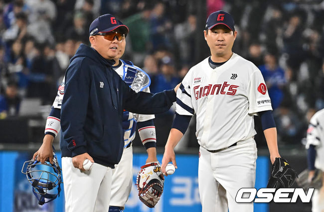 [OSEN=부산, 이석우 기자] 11일 부산 사직구장에서 2024 신한 SOL 뱅크 KBO 리그 롯데 자이언츠와 삼성 라이온즈의 경기가 열렸다. 3연전 스윕을 위해 삼성 라이온즈는 레예스를 선발로 스윕패를 막으려는 롯데 자이언츠는 이인복을 선발로 내세웠다.롯데 자이언츠 선발 투수 이인복이 7회초 2사 2루 삼성 라이온즈 구자욱 타석때 교체되고 있다. 2024.04.11 / foto0307@osen.co.kr