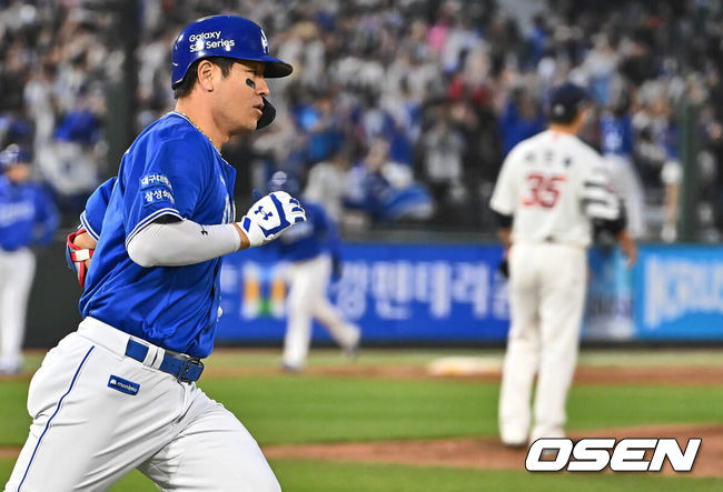 [OSEN=부산, 이석우 기자] 11일 부산 사직구장에서 2024 신한 SOL 뱅크 KBO 리그 롯데 자이언츠와 삼성 라이온즈의 경기가 열렸다. 3연전 스윕을 위해 삼성 라이온즈는 레예스를 선발로 스윕패를 막으려는 롯데 자이언츠는 이인복을 선발로 내세웠다.삼성 라이온즈 강민호가 2회초 1사 3루 좌월 2점 홈런을 치고 그라운드를 돌고 있다. 2024.04.11 / foto0307@osen.co.kr