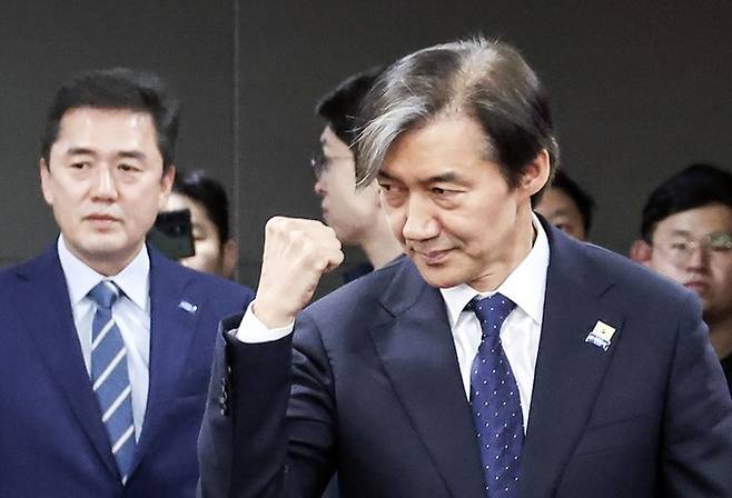 조국 조국혁신당 대표가 지난 10일 제22대 국회의원 총선거 출구조사 결과 발표를 보기 위해 국회의원회관에 입장하고 있다. 연합뉴스