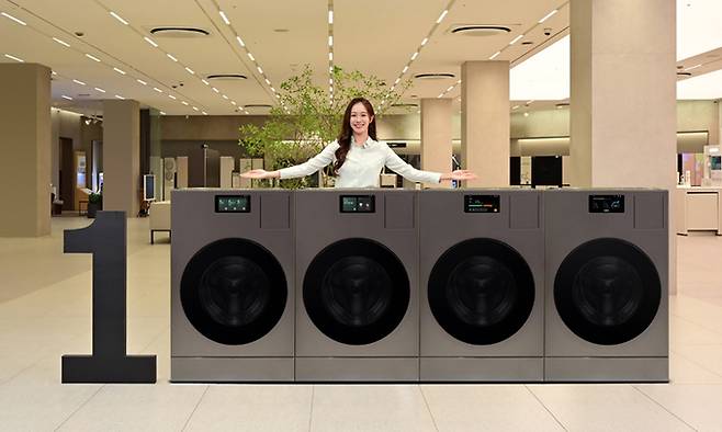 삼성전자 모델이 11일 서울 삼성스토어 대치점에서 국내 누적 판매량 1만대를 돌파한 일체형 세탁건조기 ‘비스포크 AI 콤보’를 소개하고 있다. 삼성전자 제공