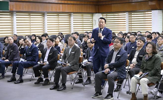 최영일 순창군수가 4일 군청 대회의실에서 강사로 나서 6급 팀장급 공직자 204명을 대상으로'공직자 갑질 근절 교육'을 하고 있다. ⓒ순창군