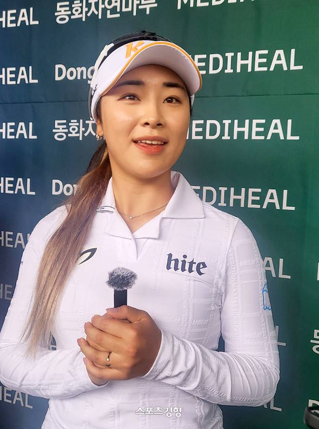 윤이나(21·하이트진로)가 11일 인천 클럽72 하늘코스에서 열린 ‘2024 한국여자프로골프(KLPGA) 투어 메디힐·한국일보 챔피언십 1라운드를 마친 뒤 취재진과 대화를 나누고 있다. /이충진 기자