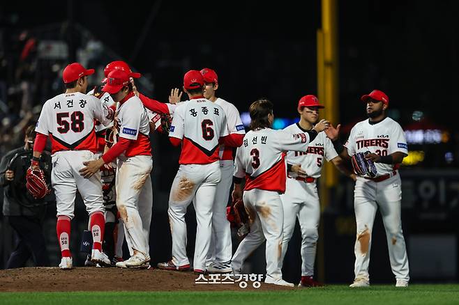 KIA 선수들이 11일 광주 LG전 승리로 3연전을 모두 가져간 뒤 하이파이브 하고 있다. KIA 타이거즈 제공