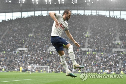 우승하기 위해 토트넘 홋스퍼를 떠났던 해리 케인이 토트넘 복귀설을 일축했다. 현재 바이에른 뮌헨에서 뛰고 있는 케인은 최근 토트넘 복귀설 및 맨체스터 유나이티드 이적설에 대해 자신의 미래는 뮌헨에 있다며 계약 기간 4년 동안 충성을 바치겠다고 말했다. 연합뉴스