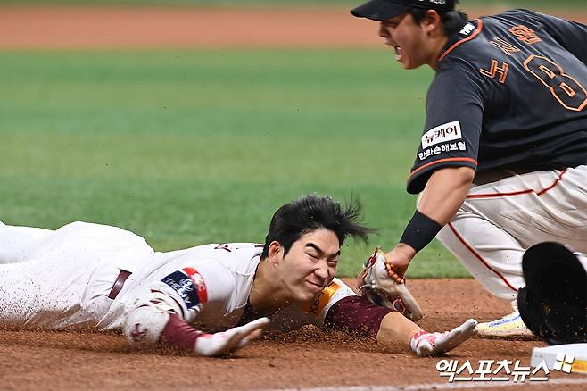 서울 구로구 고척스카이돔에서 열린 2024 신한 SOL뱅크 KBO 리그 한화 이글스와 키움 히어로즈의 경기, 10회말 1사 키움 이주형이 안타를 날린 뒤 3루까지 진루하다 태그아웃 당하고 있다.엑스포츠뉴스DB