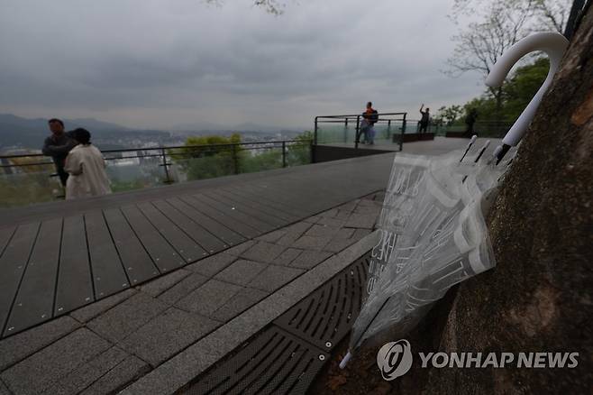 우산과 흐린 하늘 [연합뉴스 자료사진]