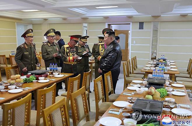 북한 김정은, 김정일군정대학 현지지도 (평양 조선중앙통신=연합뉴스) 김정은 북한 국무위원장이 지난 10일 최고위급 군지휘관을 양성하는 김정일군정대학을 현지 지도했다고 조선중앙통신이 11일 보도했다. 2024.4.11 
    [국내에서만 사용가능. 재배포 금지. For Use Only in the Republic of Korea. No Redistribution] nkphoto@yna.co.kr