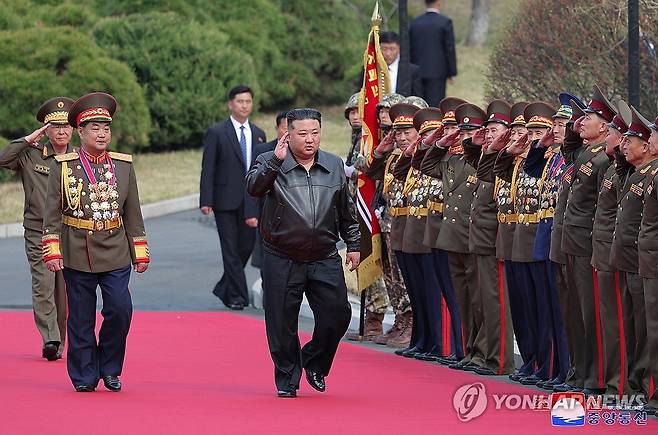 북한 김정은, 김정일군정대학 현지지도 (평양 조선중앙통신=연합뉴스) 김정은 북한 국무위원장이 지난 10일 최고위급 군지휘관을 양성하는 김정일군정대학을 현지 지도했다고 조선중앙통신이 11일 보도했다. 2024.4.11 
    [국내에서만 사용가능. 재배포 금지. For Use Only in the Republic of Korea. No Redistribution] nkphoto@yna.co.kr