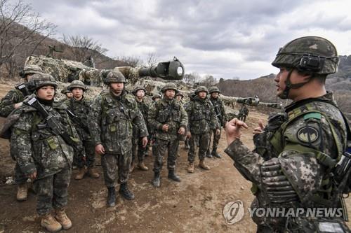 지휘관 어깨의 녹색 견장     (서울=연합뉴스) 2023년 3월 강원도 인제 육군과학화전투훈련단에서 진행 중인 FS/TIGER 한미 연합 KCTC훈련. 사진은 한미 연합 KCTC훈련서 육군21사단의 한 지휘관이 어깨에 녹색 견장을 단 채 장병들을 지휘하는 모습. [육군 제공. 재판매 및 DB 금지]
    photo@yna.co.kr