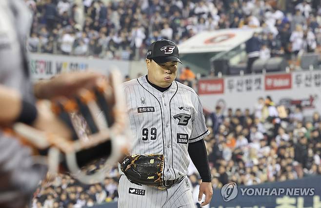 류현진 '휴' (서울=연합뉴스) 김주형 기자 = 11일 오후 서울 잠실야구장에서 열린 프로야구 한화 이글스와 두산 베어스의 경기.
    5회말 실점없이 수비를 마무리 한 한화 류현진이 덕아웃으로 향하고 있다. 2024.4.11 kjhpress@yna.co.kr