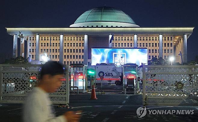 국회는 생중계 중 4.10 총선 투표일인 4월 10일 밤 서울 여의도 국회 앞에 각 방송국의 중계차가 주차되어 있다. [연합뉴스 자료사진]