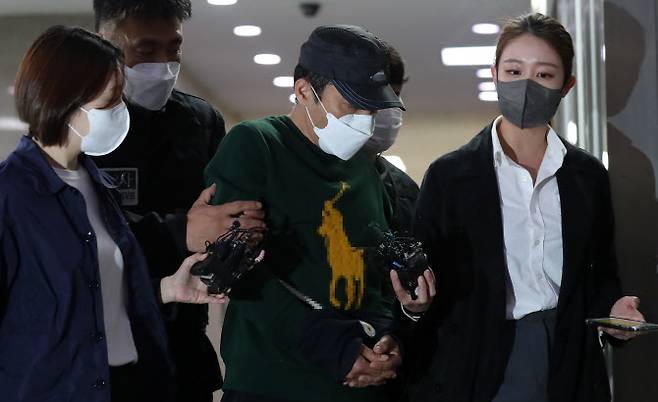 우리은행에서 6년 동안 614억 가량을 횡령한 혐의를 받는 직원 A씨의 동생 B씨가 지난 2022년 5월 6일 오전 서울 중구 남대문경찰서에서 검찰로 송치되고 있다. (사진=뉴시스)