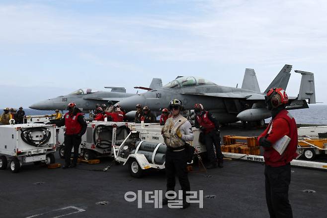 11일 제주 남방 공해상 ‘한미일 해상훈련’에서 미 해군의 니미츠급 핵추진 항공모함 시어도어 루스벨트함(CVN-71)에서 함상요원들이 F/A-18E/F 함재기들의 이륙을 준비하고 있다. (사진=국방일보)