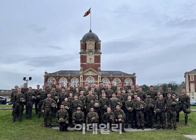 장서해 생도가 전투체력 및 정신력 강화 훈련 후 동기들과 기념사진을 촬영하고 있다. (사진=육군)