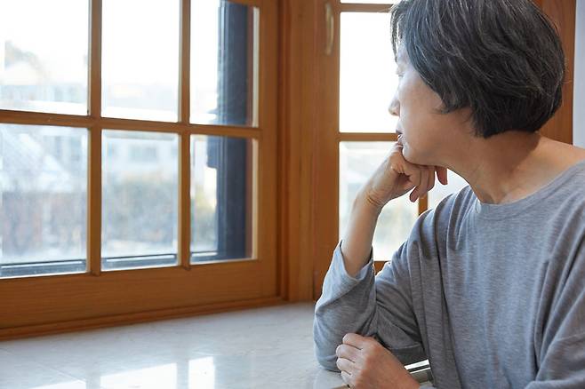 외로움은 인지 저하 및 알츠하이머병 발병과 연관되어 있다.  [사진= 게티이미지뱅크]