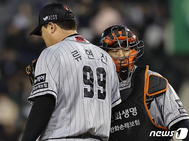 11일 서울 송파구 잠실야구장에서 열린 '2024 신한 SOL 뱅크 KBO리그' 한화 이글스와 두산 베어스의 경기, 한화 선발 류현진이 6회말 1사 두산 허경민에게 안타를 허용한 뒤 마운드를 방문한 포수 최재훈과 대화를 나누고 있다. 2024.4.11/뉴스1 ⓒ News1 김진환 기자