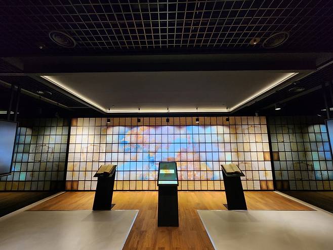 '청구도' 실감미디어월 전경(국립중앙도서관 제공)