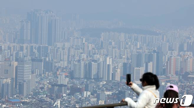 한국부동산원이 14일 발표한 '3월 둘째주(11일 기준) 주간 아파트 가격 동향'에 따르면 서울(0.08%)은 상승폭이 유지됐다. 이로써 서울은 43주째 상승세가 이어졌다. 사진은 이날 남산에서 바라본 아파트 모습. 2024.3.14/뉴스1 ⓒ News1 김명섭 기자