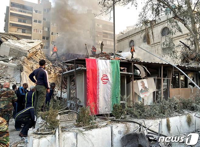 1일(현지시간) 시리아 수도 다마스쿠스 주재 이란 영사관이 공습받아 건물이 무너지고 이란혁명수비대(IRGC) 고위 간부 등 11명이 숨졌다. 이란은 이스라엘을 이번 공격의 배후로 지목했다. 2024.04.01/ ⓒ 로이터=뉴스1 ⓒ News1 박재하 기자