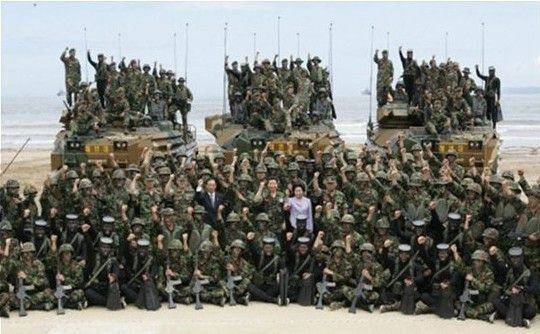 노무현 전 대통령과 권양숙 여사가 2005년 7월 포항 영일만에서 해병 상륙 작전을 참관한 뒤 장병들과 기념 촬영을 하고 있다./노무현재단