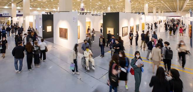 올해 'KIAF' 전시장 풍경. 달아오른 미술 시장 분위기를 증명하듯 역대 최고 매출을 올렸다. /한국화랑협회