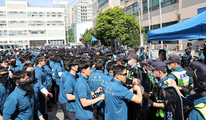 서울경찰청 기동대 대원들이 25일 서울 중구 서울경찰청 기동본부에서 불법 집회 대응 훈련을 하고 있다.  2023.5.25/경찰청