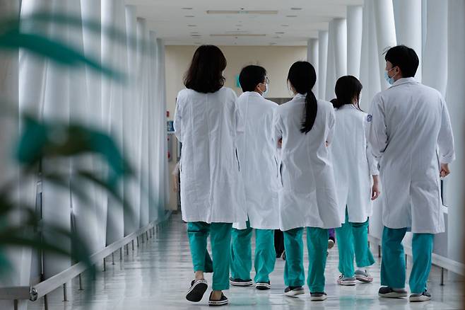 서울 시내 대학병원에서 의료진들이 이동하고 있다. 뉴스1