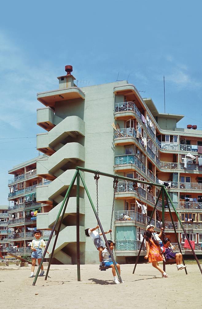마포주공아파트의 Y자형 건물 앞 놀이터. 대한주택공사 홍보실 보유 자료. 마티 제공