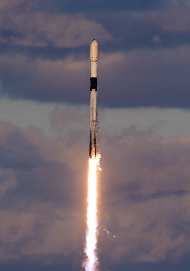 군사정찰위성 2호기가 한국시각 8일 오전 8시17분 미국 케네디스페이스센터에서 정상 발사됐다. 스페이스엑스(X)