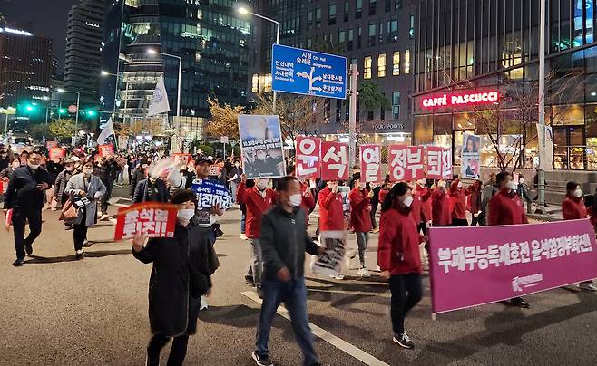 진보단체 ‘촛불승리전환행동’ 관계자들이 2022년 11월19일 오후 서울 중구 숭례문 오거리 일대에서 윤석열 대통령 퇴진과 김건희 여사 특검을 요구하는 집회를 마친 뒤 대통령 집무실과 가까운 지하철 6호선 삼각지역 방면으로 행진하고 있다. 이들은 삼각지역에서 녹사평역과 신용산역 방향으로 갈라져 대통령실을 에워싸는 형태로 행진했다. 연합뉴스