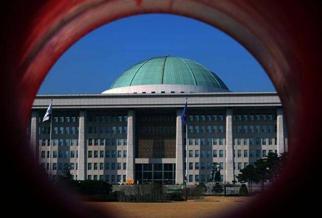 22대 국회를 이끌어갈 300명의 당선자가 11일 확정됐다. 한국일보 자료사진