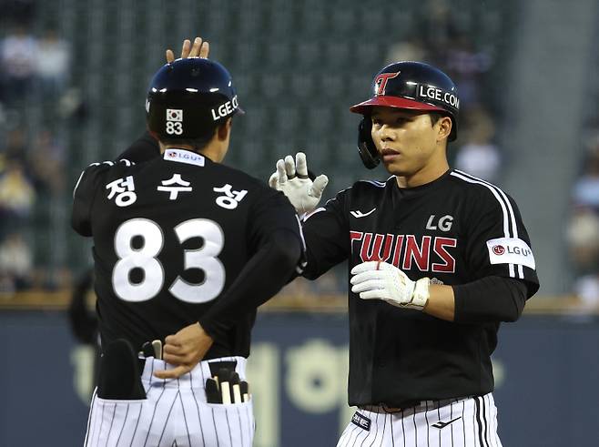 <yonhap photo-4274="">12일 오후 서울 잠실야구장에서 열린 프로야구 LG와 두산의 경기. 3회초 선두타자로 나선 LG 문성주가 안타를 친 뒤 정수성 코치와 기뻐하고 있다. 사진=연합뉴스</yonhap>